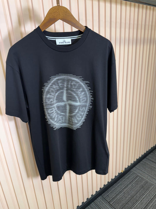 T-SHIRT STONE ISLAND CON STAMPA CENTRALE COLORE NERO